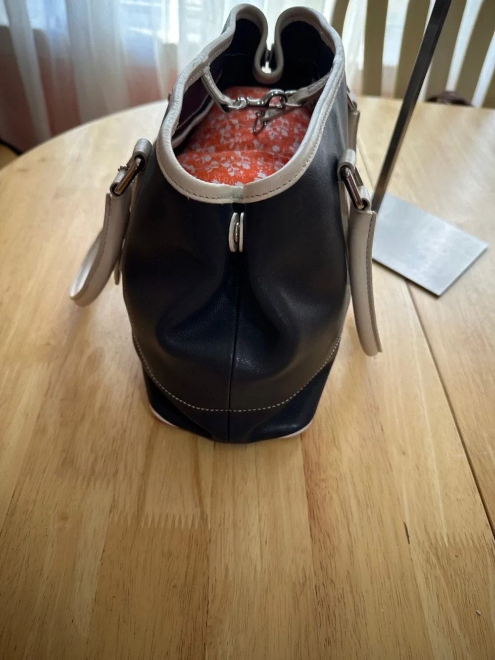 Coach 1991 Black and White Tote Bag - Elegant Everyday Handbag - Picture 4 of 10